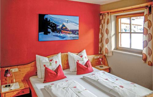 pokój hotelowy z 2 łóżkami i czerwonymi ścianami w obiekcie Stunning Apartment In Alpbach With Wifi w Alpbach