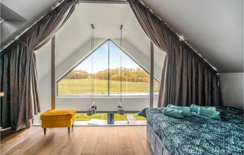 sypialnia z dużym oknem i łóżkiem w obiekcie Stunning Home In Ryn With Wifi w Rynie