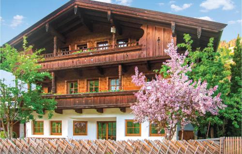 アルプバッハにあるAwesome Apartment In Alpbach With 2 Bedrooms And Wifiの木の目の前の大きな木造家屋