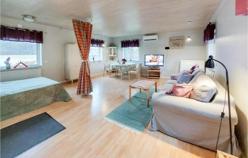 Ljungbyhed的住宿－1 Bedroom Awesome Home In Ljungbyhed，客厅配有沙发和桌子