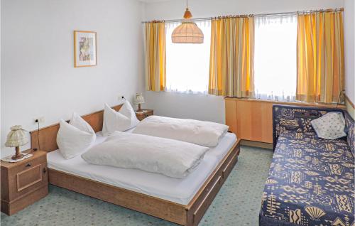 Postel nebo postele na pokoji v ubytování Stunning Apartment In Schnann With 2 Bedrooms And Wifi