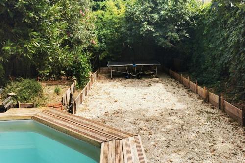 Kolam renang di atau dekat dengan Gite le retour à la terre
