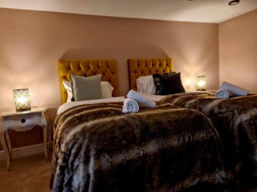 een hotelkamer met 2 bedden en handdoeken erop bij Hamilton-The Alexander suite luxury holiday let's in Scorton