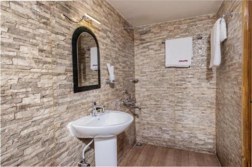 een badkamer met een wastafel en een spiegel bij Cosy Premium Houseboats in Alleppey