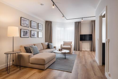 ein Wohnzimmer mit einem Sofa und einem Stuhl in der Unterkunft Apartments am Brandenburger Tor in Berlin