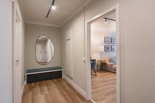 - un couloir avec un miroir et un dressing dans l'établissement Apartments am Brandenburger Tor, à Berlin