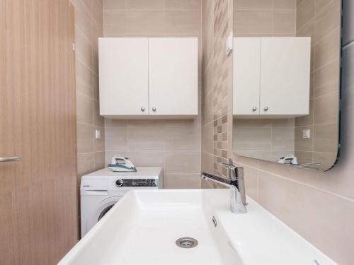 スコシャンにあるApartment in Croatia by the Adriatic Coastの洗面台と鏡のある白いバスルーム