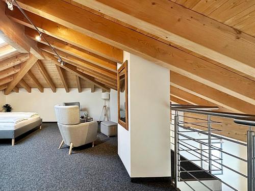 a room with a bed and a desk in a room at Maisonette - 45m2 zum Relaxen, mit Garage - ME17-B in Pontresina