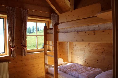een slaapkamer met 2 stapelbedden in een blokhut bij kleine Winklerhütte in Tauplitz