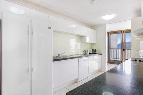Dapur atau dapur kecil di Cairns Ocean View Apartment in Aquarius