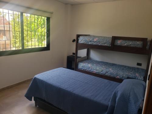 1 dormitorio con 2 literas y ventana en Altos del Atuel en San Rafael