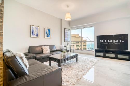TV a/nebo společenská místnost v ubytování 300m From The Beach - JBR Apartment with Sea & Dubai Eye Views