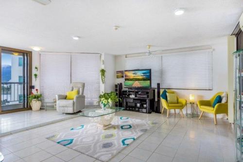 Ruang duduk di Cairns Ocean View Apartment in Aquarius