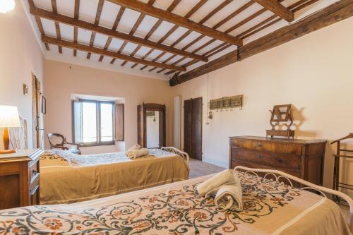 ペルゴラにあるA Palazzoのヴィラ内のベッドルーム ベッド2台付