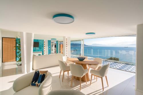 una sala da pranzo con tavolo e sedie di Laguna Blu - Resort Villa overlooking the sea on the Amalfi Coast a Vietri