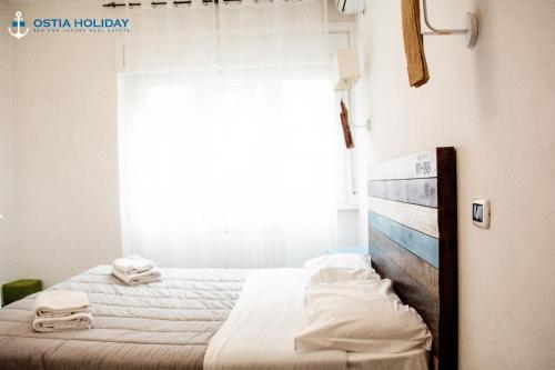 ein Schlafzimmer mit einem Bett mit Handtüchern darauf in der Unterkunft Appartamento Tramontana in Lido di Ostia