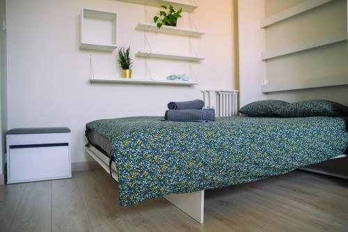 - une chambre avec un lit fleuri dans l'établissement Pomorska Studio ~ check in 24/7, à Wrocław