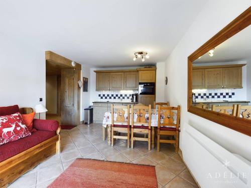 un salon avec un canapé et une cuisine dans l'établissement Agréable 3P au calme avec parking à La Rosière - FR-1-398-542, à La Rosière