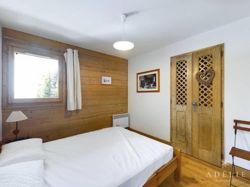 une chambre avec un lit blanc et une fenêtre dans l'établissement Agréable 3P au calme avec parking à La Rosière - FR-1-398-542, à La Rosière