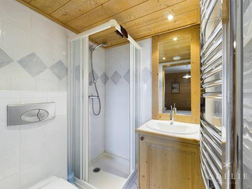 une salle de bain avec douche et lavabo dans l'établissement Agréable 3P au calme avec parking à La Rosière - FR-1-398-542, à La Rosière