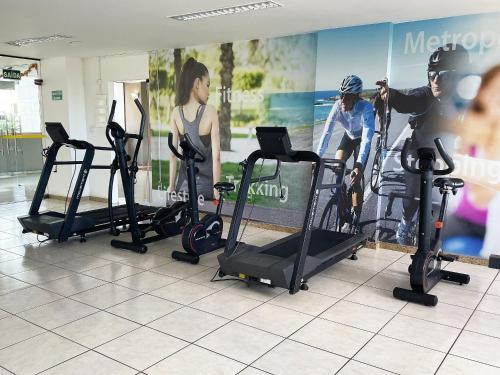 a group of treadmills in a gym with people exercising at hihome - Metropolitan in Juiz de Fora