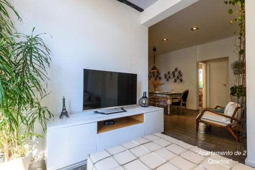 sala de estar con TV en una pared blanca en 2 Quartos com Vista para Baia de Guanabara a 700m Pão de Açúcar - Cozinha Completa e Wi-Fi, en Río de Janeiro