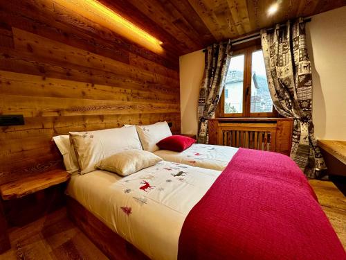 Alpine Escape 3 في بورميو: غرفة نوم بسرير كبير في غرفة خشبية