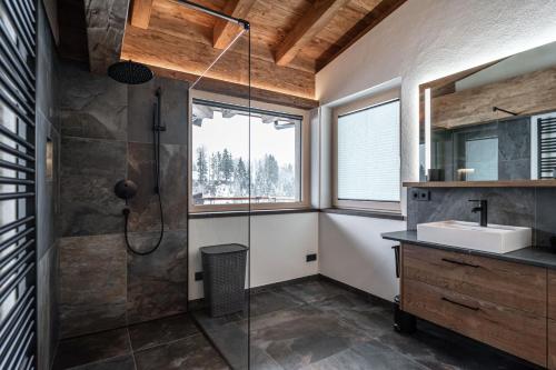 a bathroom with a shower and a sink at Big Seven Ferienwohnungen Seiwald in Fieberbrunn
