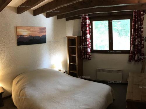 a bedroom with a bed in a room with a window at Chalet Les Orres, 4 pièces, 11 personnes - FR-1-322-581 in Les Orres