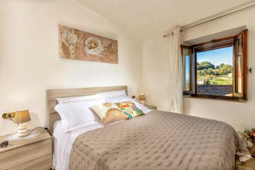 una camera con un grande letto e una finestra di Villa Viola a Chianciano Terme