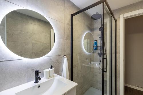 a bathroom with a sink and a mirror at Apartamento Palacio Aranjuez Completo 2H - Warner Park Near in Aranjuez