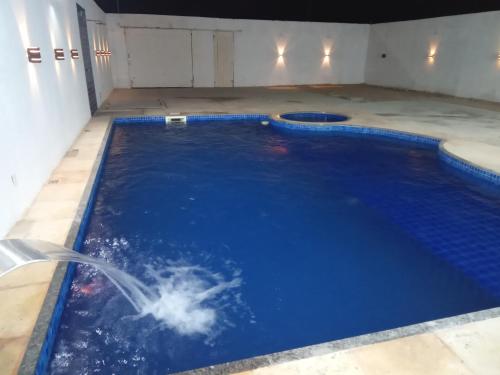 Piscina en o cerca de Casa com Piscina, hidromassagem e churrasqueira.