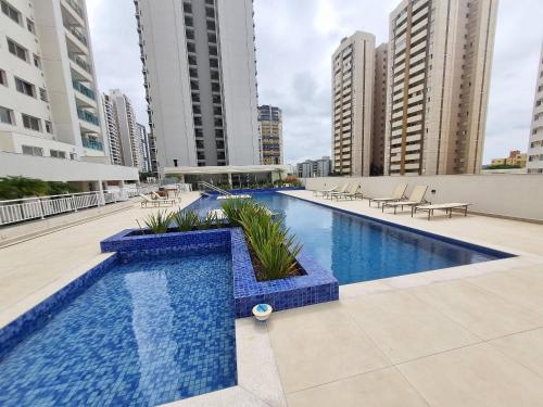 una piscina en una ciudad con edificios altos en JH PALHANO, en Londrina