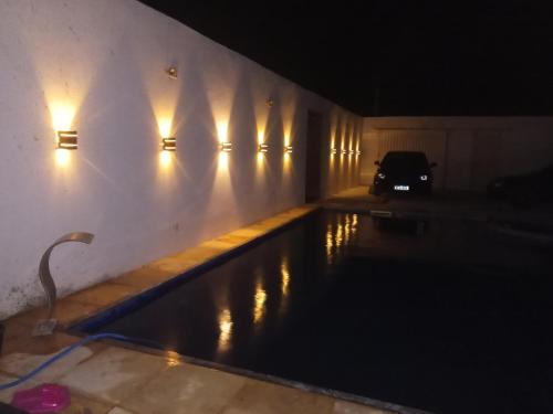 Piscina en o cerca de Casa com Piscina, hidromassagem e churrasqueira.