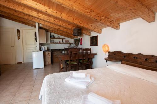 sypialnia z dużym łóżkiem i kuchnią w obiekcie 207 - Appartamento Mimosa, Terrazza, giardino e Piscina - Residence Cherry House w mieście Carro