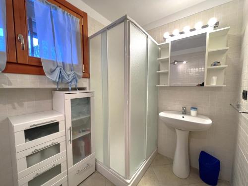 bagno bianco con doccia e lavandino di Affittimoderni San Simone - VALS30 a Valleve