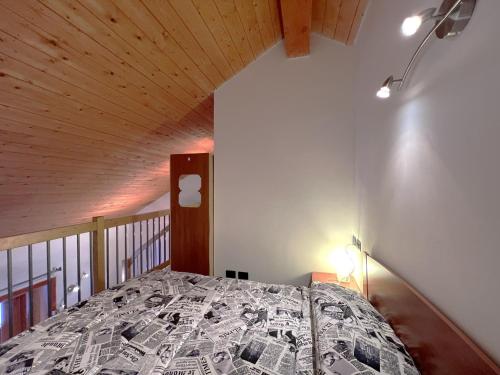 a bed in a room with a wooden ceiling at Affittimoderni San Simone - VALS30 in Valleve