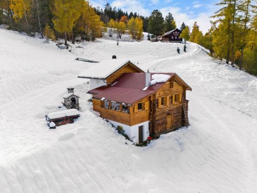 an aerial view of a log cabin in the snow at Les Morilles - 5 pers - authentique - sur les pistes in Plan Fey