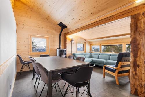 a dining room with a table and a couch at Les Morilles - 5 pers - authentique - sur les pistes in Plan Fey