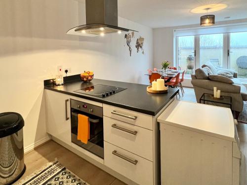 Η κουζίνα ή μικρή κουζίνα στο Spacious, step free family flat with secure parking