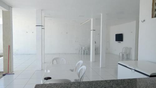 Una televisión o centro de entretenimiento en Casa com Piscina, hidromassagem e churrasqueira.