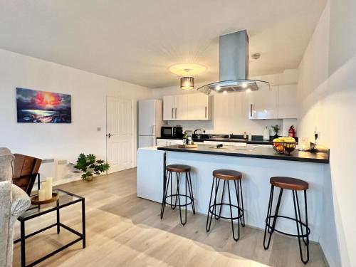 A kitchen or kitchenette at Spacious 3-bed top-floor flat w/ balcony