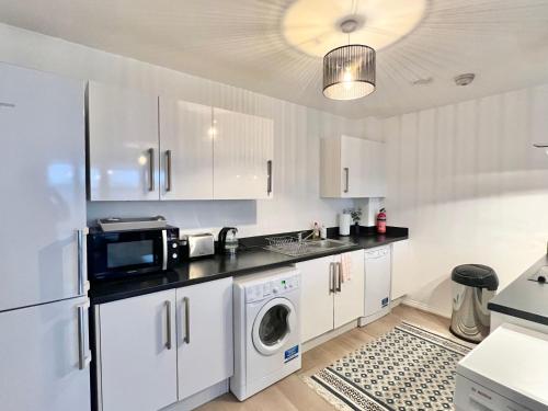 Η κουζίνα ή μικρή κουζίνα στο Spacious, step free family flat with secure parking