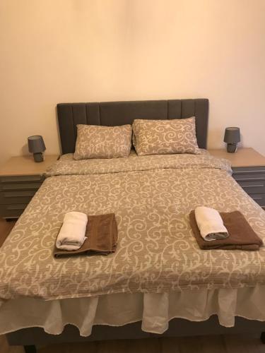 uma cama com duas toalhas e duas almofadas em Apartman sa bracnim krevetom em Kraljevo