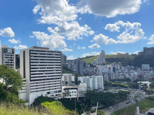 widok na miasto z wysokimi budynkami w obiekcie hihome - Metropolitan w mieście Juiz de Fora
