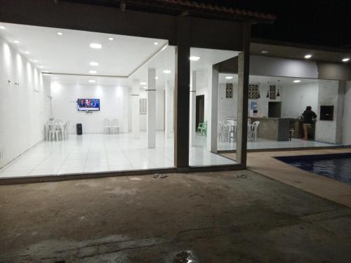 Piscina en o cerca de Casa com Piscina, hidromassagem e churrasqueira.