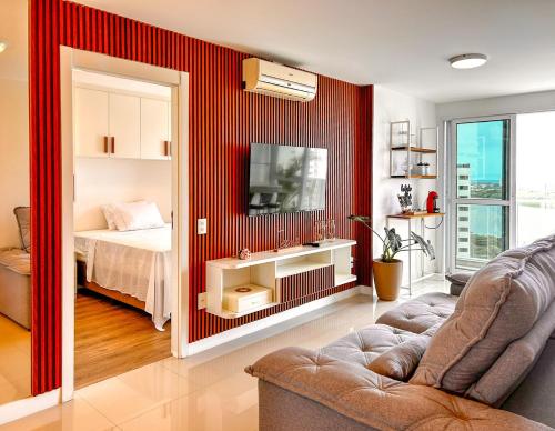 Sala de estar con cama, sofá y TV en Apto c vista p o mar e lagoa na Barra da Tijuca RJ en Río de Janeiro
