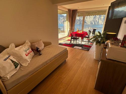 een woonkamer met een bank en een tafel bij Villalvento in Brenzone sul Garda