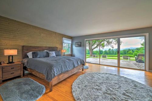 - une chambre avec un lit et une grande porte coulissante en verre dans l'établissement Terrace Mountain Orchard House, à Schoharie