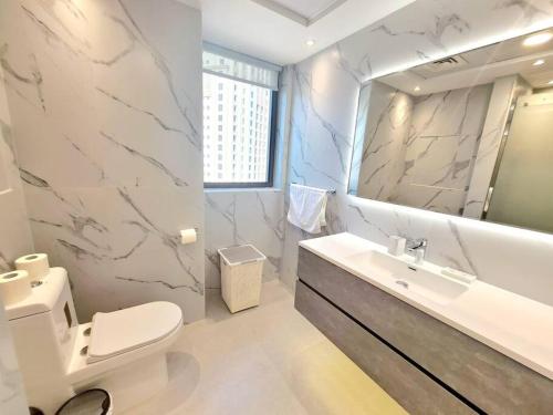 Nr to beach-Beautifully upgraded في دبي: حمام مع مرحاض ومغسلة ومرآة